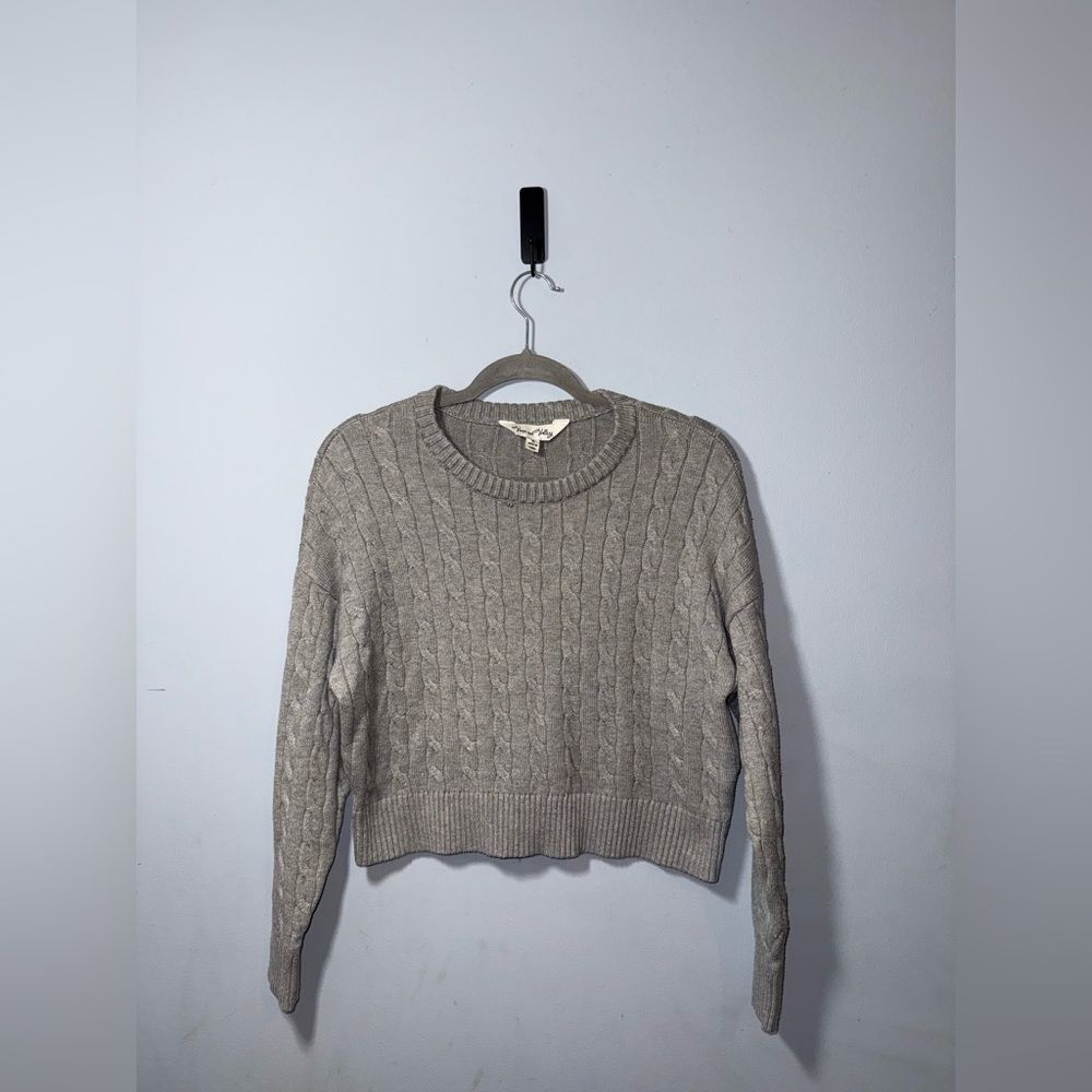 Vine & Valley Gray Cable knit Sweater Size Medium EUC preppy cozy